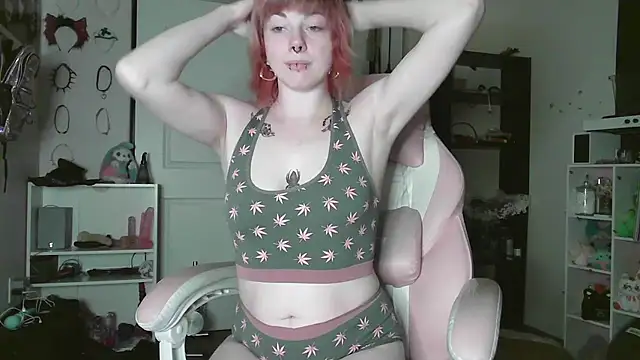 Snapshot of GoddessPinxx chatting on 18, 5, 2026 GoddessPinxx online show from 18, 5, 2026
