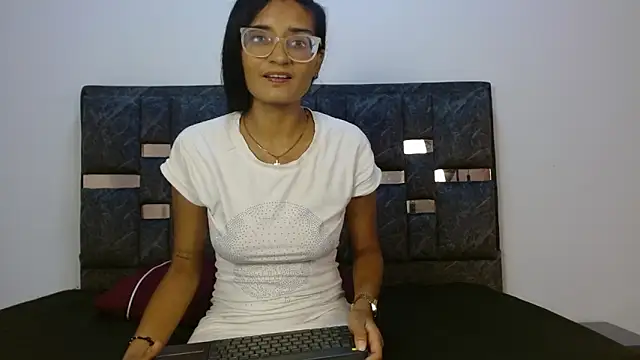 Snapshot of valentina_lov chatting on 9, 9, 2025 valentina lov online show from 9, 9, 2025