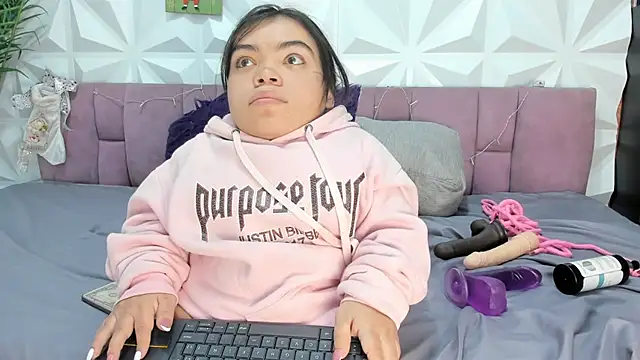 Michelle Brooks online show from 27, 12, 2024