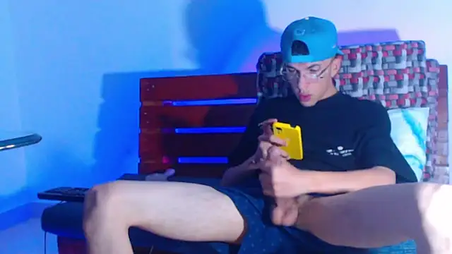 Snapshot of Keeny16 chatting on 4, 3, 2025 Keeny16 online show from 4, 3, 2025