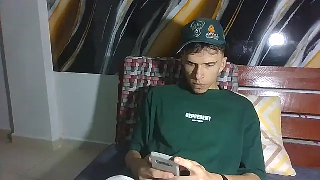 Snapshot of Keeny16 chatting on 20, 10, 2025 Keeny16 online show from 20, 10, 2025