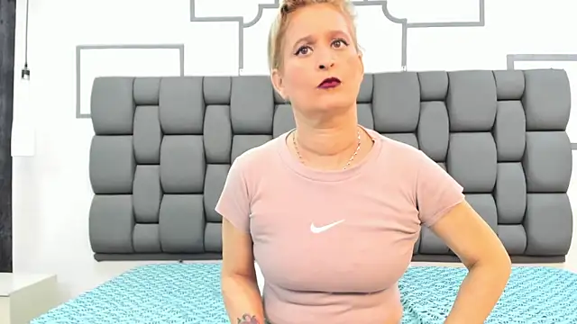 Snapshot of Jade_squirtt chatting on 17, 10, 2025 Jade squirtt online show from 17, 10, 2025