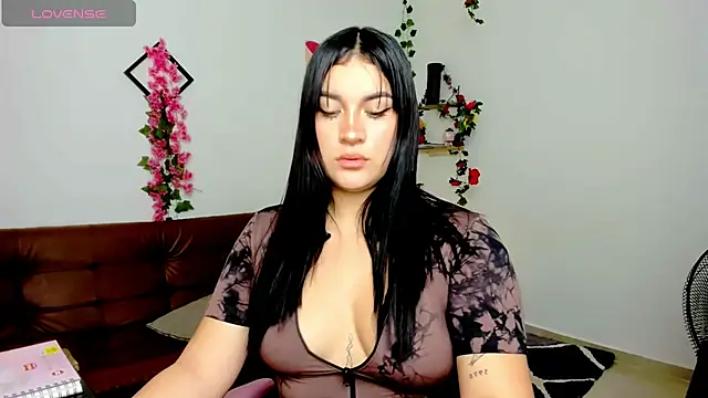 Snapshot of Emic_ chatting on 2, 3, 2025 Emic online show from 2, 3, 2025