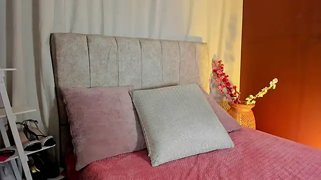 Little Ivy online show from 25, 9, 2025