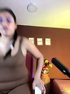 Little Ivy online show from 25, 11, 2025