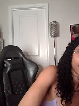 Snapshot of butterflybootyy chatting on 19, 5, 2026 butterflybootyy online show from 19, 5, 2026