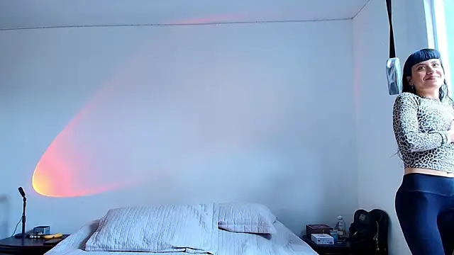 anika lowen02 online show from 25, 1, 2025