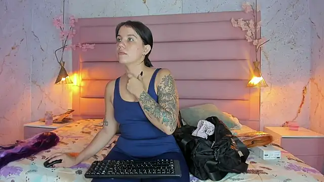 Snapshot of MelaniieRoux chatting on 24, 10, 2025 MelaniieRoux online show from 24, 10, 2025