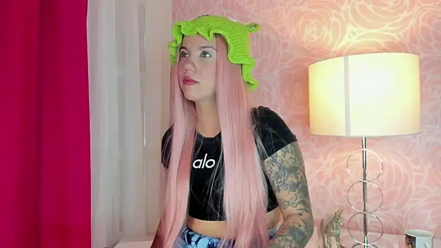 Snapshot of MelaniieRoux chatting on 7, 11, 2025 MelaniieRoux online show from 7, 11, 2025