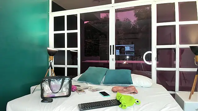 Snapshot of MelaniieRoux chatting on 8, 11, 2025 MelaniieRoux online show from 8, 11, 2025