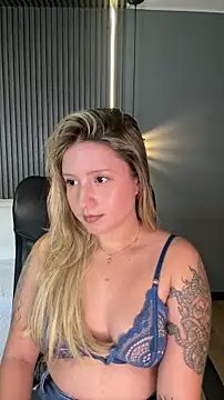 Snapshot of MiaPetit_ chatting on 6, 11, 2025 MiaPetit online show from 6, 11, 2025