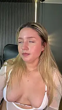 Snapshot of MiaPetit_ chatting on 9, 11, 2025 MiaPetit online show from 9, 11, 2025