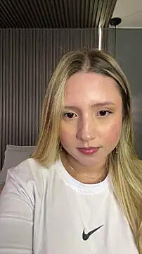 Snapshot of MiaPetit_ chatting on 4, 12, 2025 MiaPetit online show from 4, 12, 2025