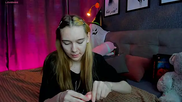 Snapshot of Lesi_Moonie01 chatting on 28, 10, 2025 Lesi Moonie01 online show from 28, 10, 2025