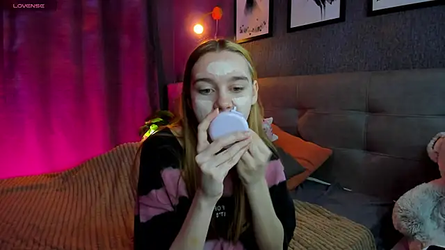 Snapshot of Lesi_Moonie01 chatting on 3, 11, 2025 Lesi Moonie01 online show from 3, 11, 2025