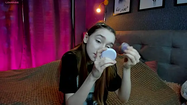 Snapshot of Lesi_Moonie01 chatting on 18, 11, 2025 Lesi Moonie01 online show from 18, 11, 2025