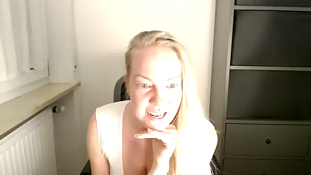 Snapshot of _LunaxLia_ chatting on 16, 11, 2025 LunaxLia online show from 16, 11, 2025