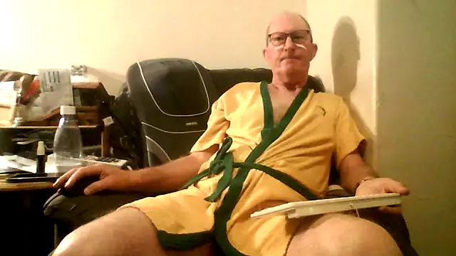 Snapshot of doggsy01 chatting on 22, 11, 2025 doggsy01 online show from 22, 11, 2025