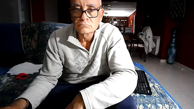 Snapshot of maduroguapo chatting on 6, 11, 2025 maduroguapo online show from 6, 11, 2025