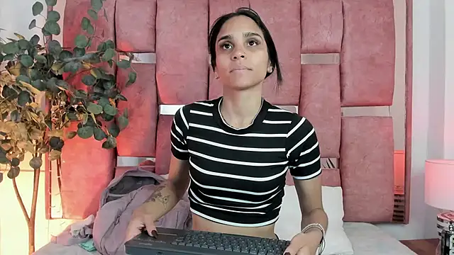 Snapshot of sophie_pariss chatting on 10, 7, 2026 sophie pariss online show from 10, 7, 2026