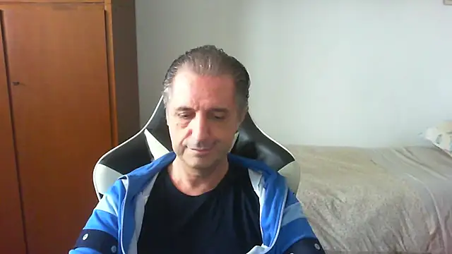 Snapshot of lliuk70mi chatting on 6, 5, 2026 lliuk70mi online show from 6, 5, 2026