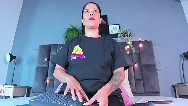 DulceAurora   online show from 14, 4, 2026