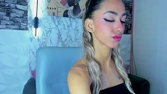 Snapshot of Queen_Cuarxxo chatting on 19, 7, 2026 Queen Cuarxxo online show from 19, 7, 2026