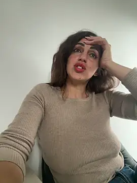 EmaSkyes online show from 3, 10, 2025