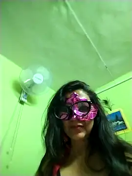 Snapshot of DesiMuffin chatting on 2, 10, 2025 DesiMuffin online show from 2, 10, 2025
