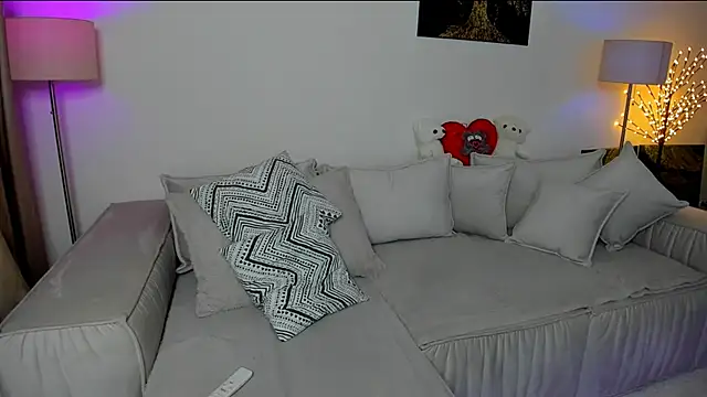 Snapshot of Queenofyouredreams chatting on 8, 3, 2025 Queenofyouredreams online show from 8, 3, 2025