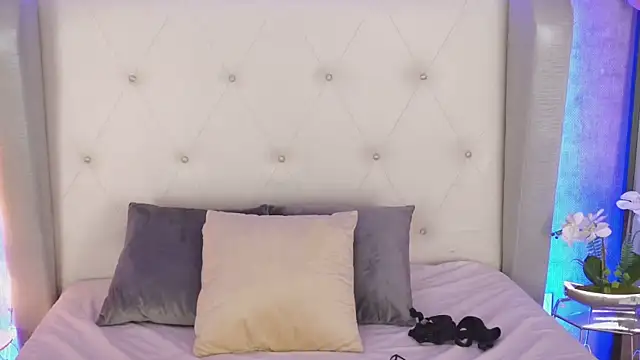 ViolettMoon1 online show from 4, 1, 2025