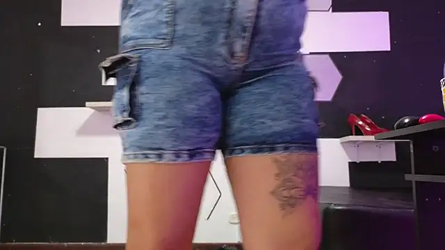 Snapshot of alondrabigtits chatting on 9, 10, 2025 alondrabigtits online show from 9, 10, 2025