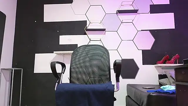 Snapshot of alondrabigtits chatting on 15, 10, 2025 alondrabigtits online show from 15, 10, 2025