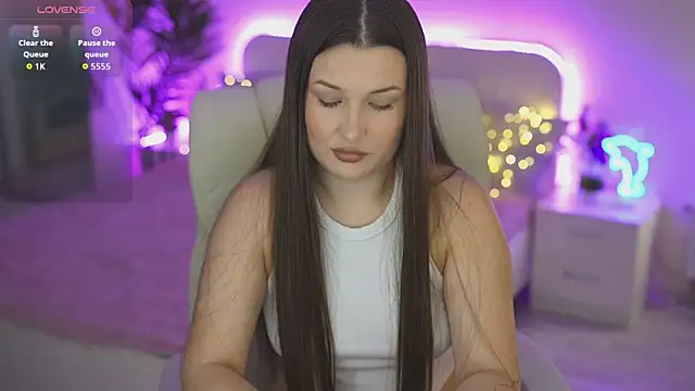 Snapshot of OneLaya chatting on 14, 9, 2025 OneLaya online show from 14, 9, 2025