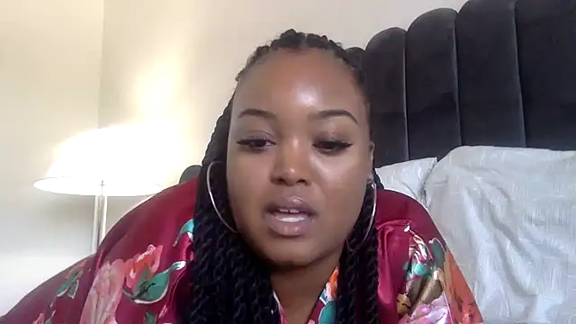 Snapshot of itsprettyfee chatting on 5, 1, 2025 itsprettyfee online show from 5, 1, 2025