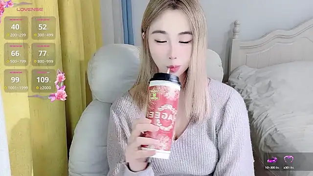 Snapshot of Caitlyn__ chatting on 8, 10, 2025 Caitlyn online show from 8, 10, 2025