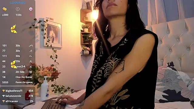 Snapshot of savagequeenbee7 chatting on 11, 1, 2025 savagequeenbee7 online show from 11, 1, 2025