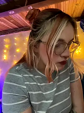 SophiaWeestt99 online show from 28, 11, 2025