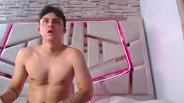 mia and austin online show from 15, 2, 2025