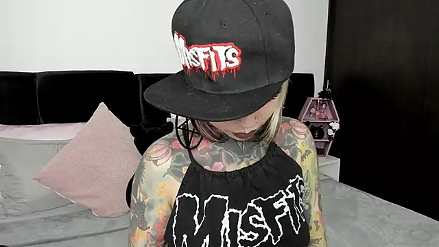 NikkiRamone online show from 31, 1, 2025