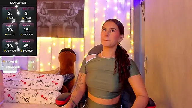 Sophiee Hill online show from 20, 3, 2025