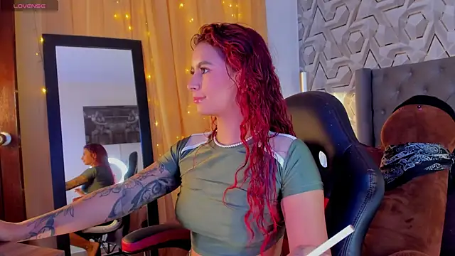 Sophiee Hill online show from 15, 9, 2025