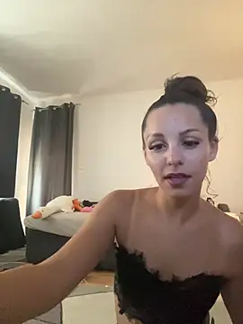 Snapshot of Chiara0102 chatting on 23, 7, 2026 Chiara0102 online show from 23, 7, 2026