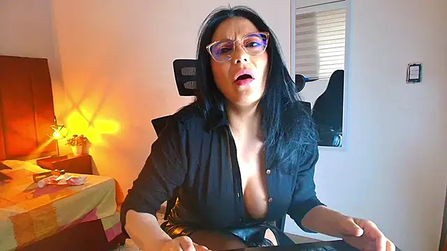 Snapshot of Zuzana21 chatting on 3, 10, 2025 Zuzana21 online show from 3, 10, 2025