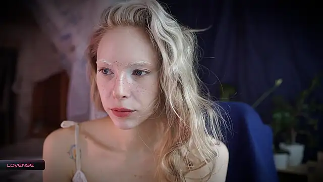 Snapshot of _Phantom_thread_ chatting on 22, 10, 2025  Phantom thread  online show from 22, 10, 2025
