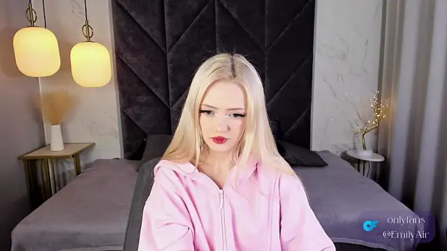 Snapshot of EmilyAir chatting on 8, 11, 2025 EmilyAir online show from 8, 11, 2025