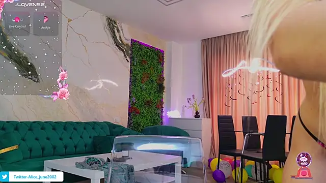 Snapshot of emily_bloom chatting on 13, 3, 2025 emily bloom online show from 13, 3, 2025