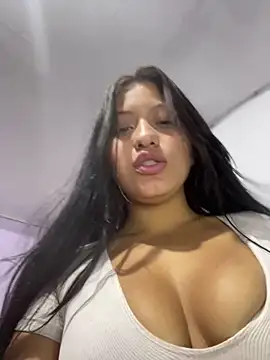Snapshot of Estefanii- chatting on 4, 1, 2025 Estefanii- online show from 4, 1, 2025