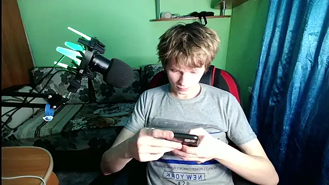 Snapshot of fameboyboo chatting on 23, 11, 2025 fameboyboo online show from 23, 11, 2025