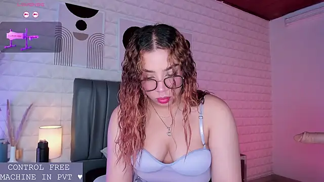 Snapshot of Lizzie-Evans chatting on 25, 6, 2026 Lizzie-Evans online show from 25, 6, 2026